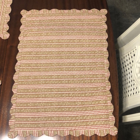 Beautiful Quilted Scalloped Placemats Set of 4 - Picture 3 of 7